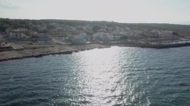 Akdeniz adası turizminin kıyılarındaki güzel bir köye yaklaşıyoruz.