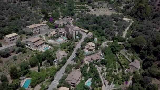 Ascendiendo Drone Vista Urbanización Con Piscinas Jardines Lado Montaña Lugares — Vídeo de stock