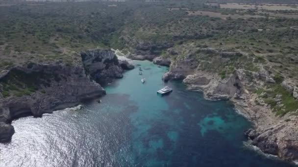 Drone Nadert Van Boven Naar Kleine Baai Mallorca Ochtend Paradisiac — Stockvideo