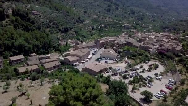 Drone Acerca Desde Arriba Una Pequeña Ciudad Rural Rodeada Vegetación — Vídeos de Stock