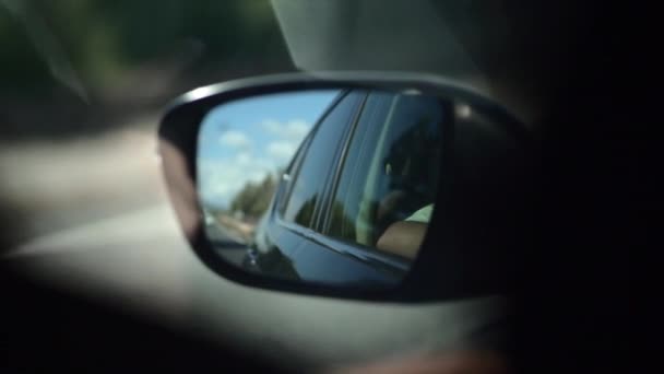 Ada Turizmini Sürerken Dikiz Aynasından Bir Arabanın Arka Görüntüsü — Stok video