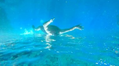 Kafkasyalı adam ters ada turizminde dalış gözlükleriyle su altında hareket ediyor.