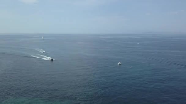 Kilka Statków Pływających Różnych Kierunkach Turystyce Morzu Śródziemnym — Wideo stockowe