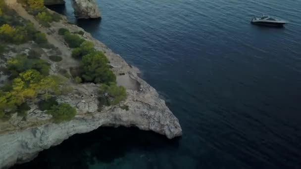 Вигляд Неба Скелю Височіє Горі Людьми Сидять Ньому Острів Туризму — стокове відео