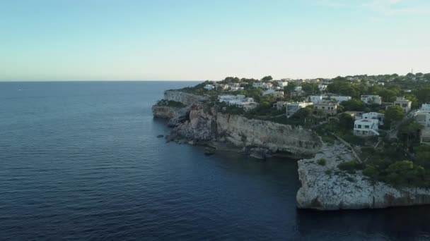 Όμορφο Χωριό Mallorcan Ασβεστωμένα Σπίτια Ένα Βράχο Νησί Τουρισμού — Αρχείο Βίντεο