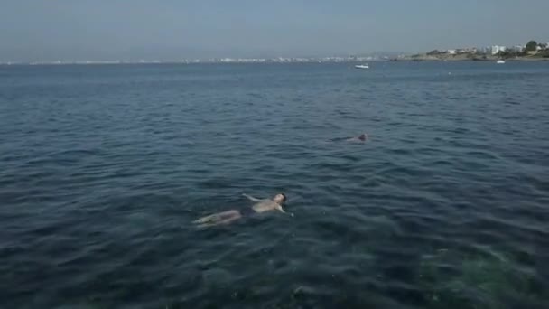Gente Che Snorkeling Rilassa Nelle Acque Cristalline Del Mediterraneo Turismo — Video Stock