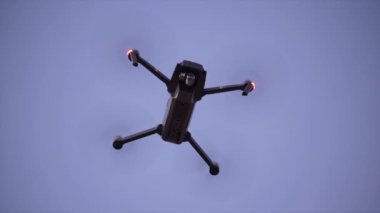 Açık gökyüzü adası turizmiyle güneşli bir günde İHA havada süzülüyor