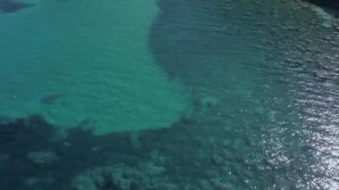 Gökyüzü Adası turizminden görülen Balear Adaları koyunun turkuaz suları