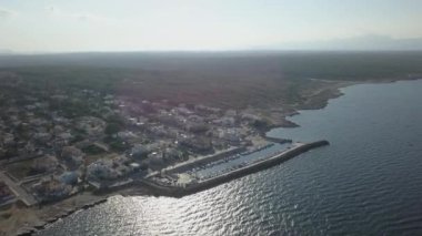 Mallorca Adası 'ndaki bir köyde küçük bir limanın gökyüzünden görüntüsü