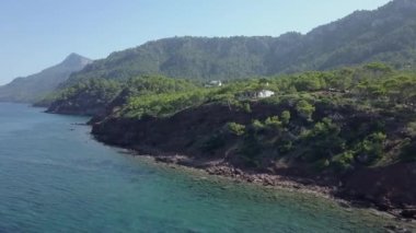 Çam ağaçlarıyla kaplı dağların tepesinden deniz suyu adası turizmi manzarası