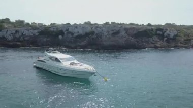 Balearic Adaları 'nda turizm yapan beyaz bir yatın dönüşümlü görüntüsü.
