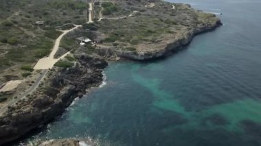 Ada turizminden görünen turkuaz sahilli Mallorca plajı