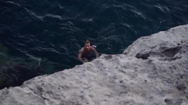 ポニーテールを持つスペインの少年は海で水上に浮かぶ島の観光 — ストック動画