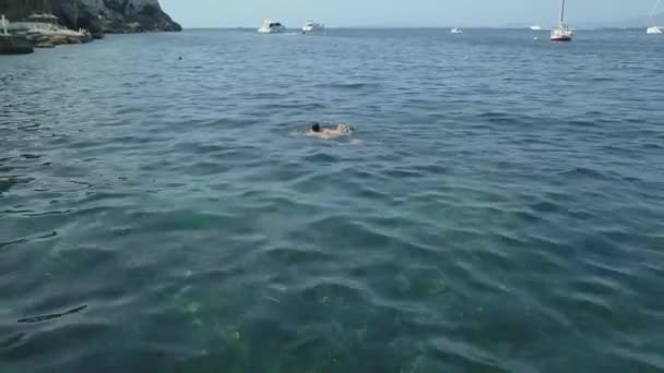 Luftfoto Spanske Dreng Svømning Middelhavet Farvande Med Både Nærheden Island – Stock-video