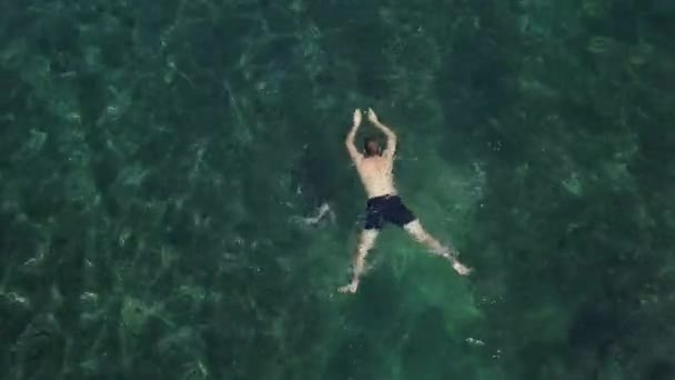 Hombre Caucásico Musculoso Nadando Aguas Cristalinas España Turismo Insular — Vídeos de Stock