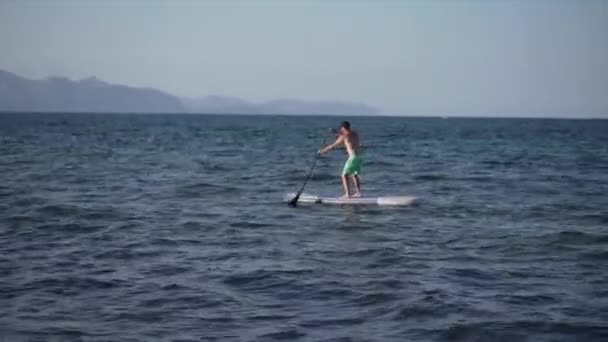 Hombre Adulto Gorra Paddle Surf Una Playa Española Turismo Isla — Vídeo de stock