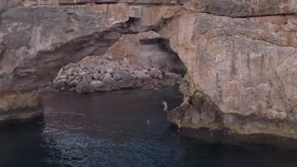 Kaukaski Chłopiec Skaczący Wody Pomocą Liny Turystyce Wyspie Skalnej — Wideo stockowe