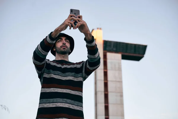Mec Caucasien Debout Avec Perçage Nez Pull Rayé Prendre Selfie — Photo