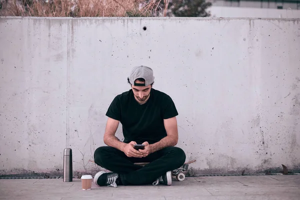 Kaukasischer Typ Mit Grauer Mütze Und Schwarzem Shirt Sitzt Ruhig — Stockfoto