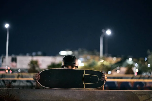외곽의 스케이트보드 시멘트 뒤에서 바라보고 코카서스 스케이트 소년의 헬멧을 — 스톡 사진