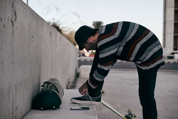 도시에서 피어싱하는 줄무늬 스웨터를 코카서스 스케이트보드 스타일 자신의 스니커즈 — 스톡 사진