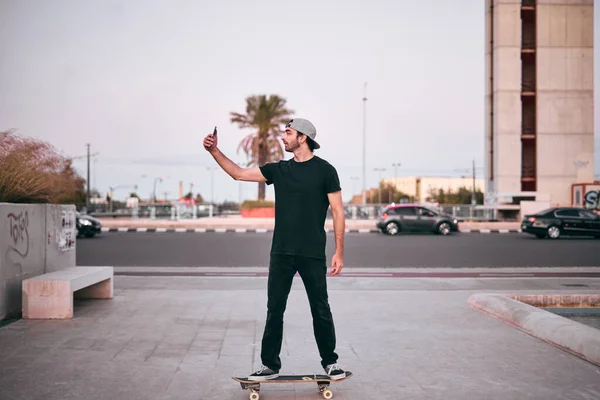 Kaukasischer Junger Mann Schwarzem Shirt Und Mütze Auf Dem Kopf — Stockfoto
