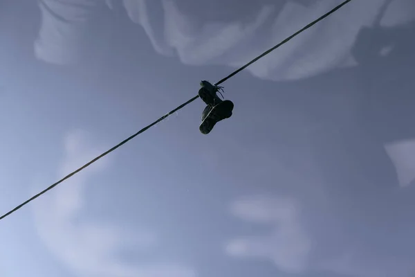 Sepasang Sepatu Bot Dengan Tali Yang Melekat Pada Kabel Atas — Stok Foto