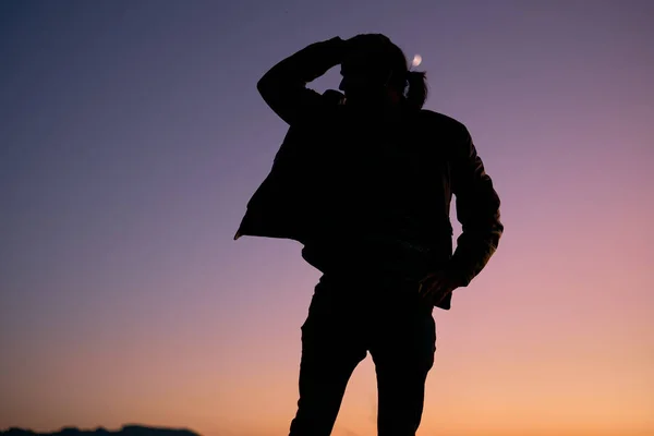 Silhouette Homme Caucasien Debout Profil Avec Main Sur Tête Coucher — Photo