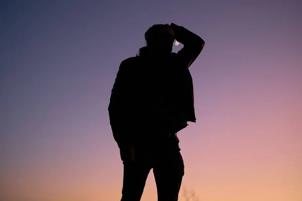 Silhouette Homme Caucasien Veste Debout Avec Main Sur Tête Coucher — Photo