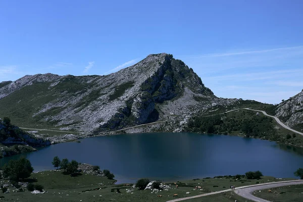 Beau Calme Petit Lac Entre Végétation Les Montagnes Par Temps Images De Stock Libres De Droits