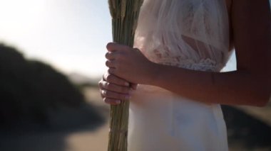 Kanarya Adaları 'nın kayalık bir bölgesinde buğday kulağı tutan kız Kanarya Adaları manzaralı