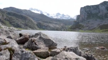 Dağlar ve yamaçlar arasında İspanya 'nın kuzeyinde geniş bir nehrin havadan görünüşü.