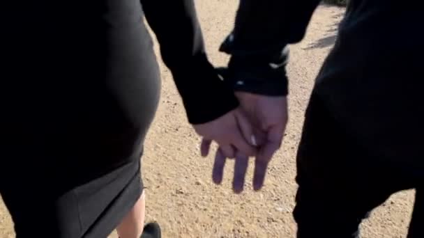 Mężczyzna Kobieta Czarny Ubrany Trzymając Się Ręce Pokazując Swoją Miłość — Wideo stockowe