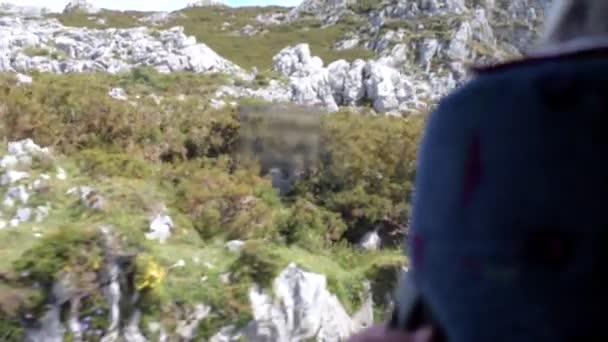 Někteří Lidé Sledují Zelené Hory Sklem Autobusu Severně Španělska — Stock video