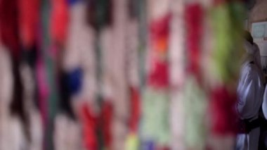 Şarkı söyleyen ve dans eden bir grup insan bir ekranın arkasında beliriyor - Arap ülkesi