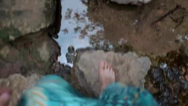 マンダラブランケット付きの石の間を歩く大人の男の足 天然風呂 — ストック動画