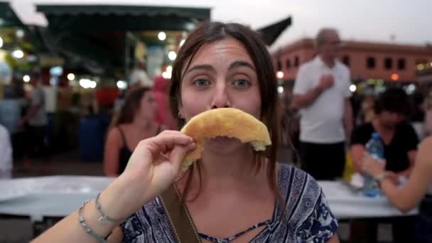 美丽的女孩拿着一块食物开玩笑 改变了她的容貌 阿拉伯国家 — 图库视频影像