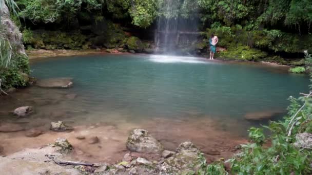 隐藏在西班牙村庄森林中的寂静瀑布 自然浴 — 图库视频影像