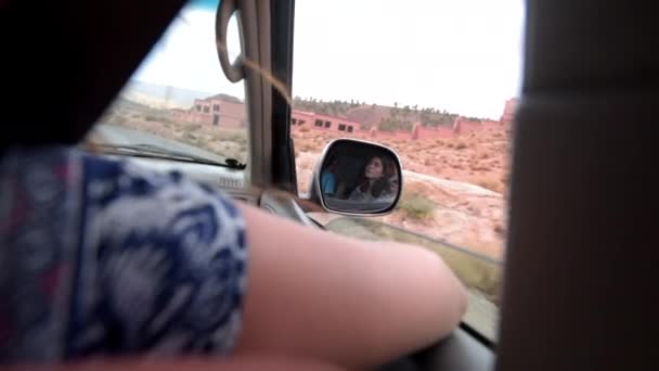 Achteraanzicht Spiegel Reflectie Van Een Mooi Brunette Meisje Een Taxi — Stockvideo