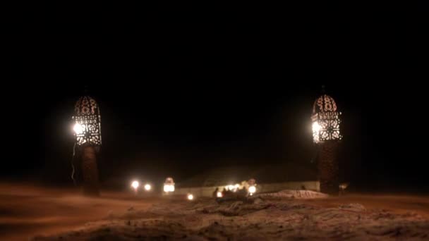 Pareja Cogida Mano Paseo Nocturno Ventoso Desierto País Árabe — Vídeos de Stock