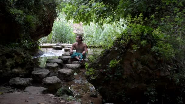 Kaukasier Sitzt Auf Steinen Einem Kleinen Fluss Naturbad — Stockvideo