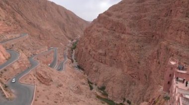 Dünya 'nın tepesinden manzara. Yollarda giden arabalarla dolu dağlar. Arap ülkesi.