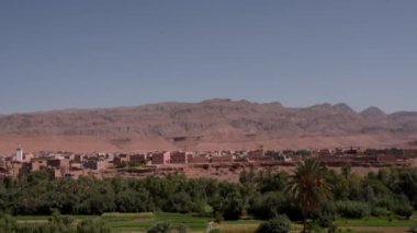 Dağların ve palmiyelerin ortasındaki güzel geleneksel Fas köyü - Arap ülkesi