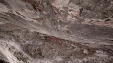 Sırt çantası ve uzaktan kumandalı seyahat videosu olan beyaz bir çocuğun en iyi görüntüsü.