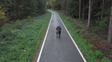 Birbirine aşık bir çift, yukarıdan görüldüğü gibi ikincil bir yolda yürüyor.