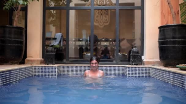 Menina Bonita Desfrutando Mergulho Uma Piscina Hotel Marrocos País Árabe — Vídeo de Stock