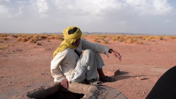 Homem Turbante Amarelo Conversando Com Homem Preto Marrocos País Árabe — Vídeo de Stock