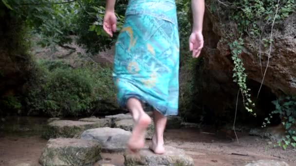 Homem Musculoso Envolto Cobertor Caminha Floresta Banho Natural — Vídeo de Stock