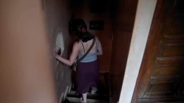 Menina Caucasiana Desce Escadas Uma Casa Desconhecida País Árabe — Vídeo de Stock