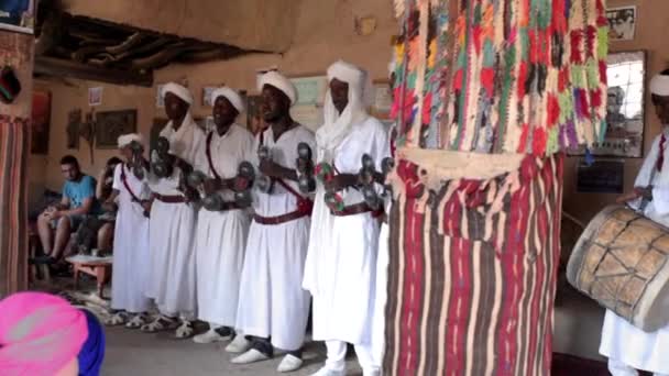 Αφρικανική Μπάντα Παίζει Μερικά Παραδοσιακά Όργανα Στο Μαρόκο Αραβική Χώρα — Αρχείο Βίντεο